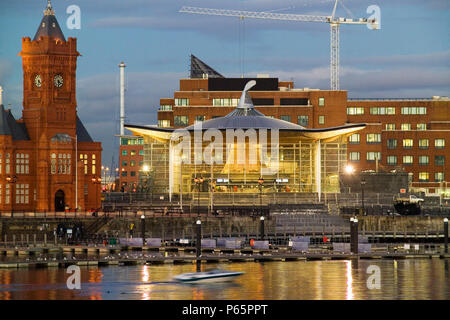 Welsh Assembly Government building, Wales, Regno Unito. Il complesso edificio in Cardiff Bay costruito con un approccio olistico ha ricevuto il Building Research Foto Stock