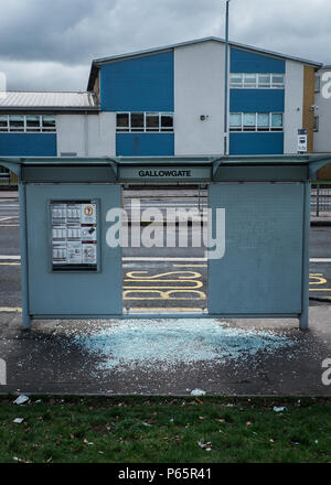 Fermata bus con il vetro rotto, Glasgow, Regno Unito Foto Stock