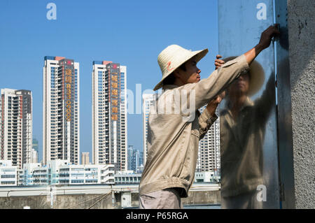 Cina. I lavoratori migranti dalla campagna lavorando in costruzione in Kunming, nella provincia dello Yunnan Foto Stock