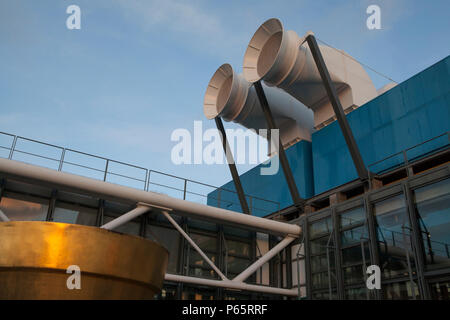 La piazza Georges Pompidou e il Centre Georges Pompidou di Parigi Francia, casa della Pubblica Informazione la biblioteca e il Museo di Arte Moderna Foto Stock