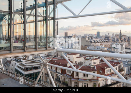 Vista di Parigi dal vicino al cafè al Centre Georges Pompidou di Parigi Francia, home informazioni pubbliche la biblioteca e il Museo di Arte Moderna Foto Stock