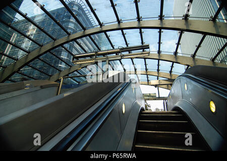 La stazione metropolitana di Canary Wharf e, Docklands, Londra, Regno Unito, angolo basso Foto Stock