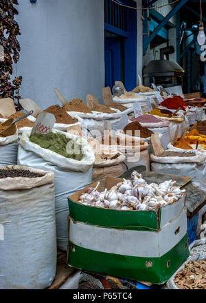 Tunisia Sousse. Il mercato della città vecchia (Medina). Un vassoio di commercio con spezie orientali - la varietà è impressionante. Foto Stock