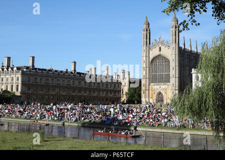 Un Punt rende la strada lungo il fiume nella parte anteriore del Kings College Chapel presso l'Università di Cambridge. Foto Stock