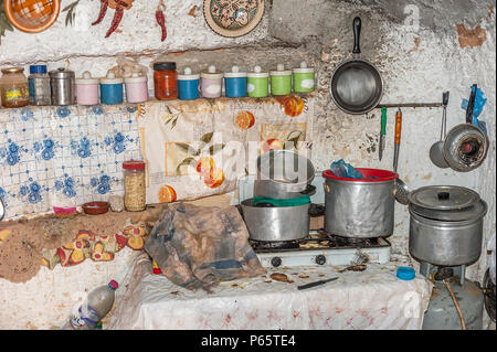 La Tunisia, Matmata. La grotta-cucina nelle grotte-abitazioni dei berberi - tragloodites (traduzione-vivere in grotte). Foto Stock