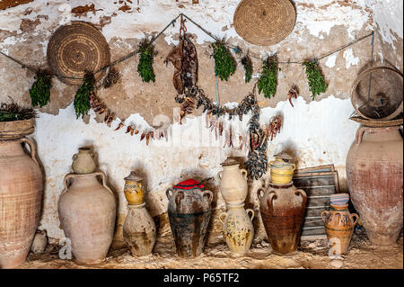 La Tunisia, Matmata. La grotta-cucina nelle grotte-abitazioni dei berberi - tragloodites (traduzione-vivere in grotte). Foto Stock