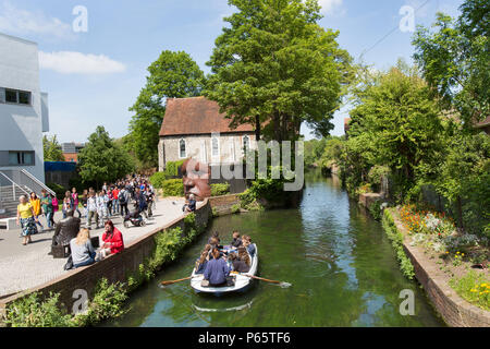 Città di Canterbury, Inghilterra. Pittoresca vista estiva di turisti su un punting tour del grande Stour, a Canterbury il frati. Foto Stock