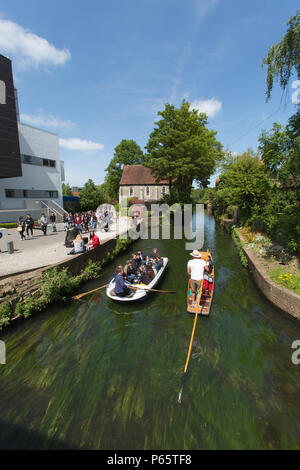 Città di Canterbury, Inghilterra. Pittoresca vista estiva di turisti su un punting tour del grande Stour, a Canterbury il frati. Foto Stock