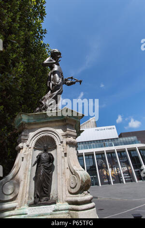 Città di Canterbury, Inghilterra. La Edward Onslow Ford scolpito Marlowe memorial denominata "La musa della poesia', con il Marlowe Theatre in background. Foto Stock