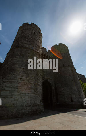 Città di Canterbury, Inghilterra. La medievale Westgate torri facciata occidentale. La torre del XIV secolo è classificata di grado i e un monumento programmato. Foto Stock