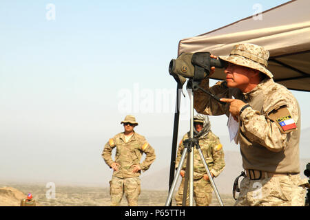 Il spotter per Team Cile effettua chiamate le posizioni target per il suo sniper membro del team durante il campo da cecchino sparare in Ancon, Perù il 4 maggio 2016. Questo concorso è parte del Comando Fuerzas 2016, una multinazionale di operazioni speciali di concorrenza che promuove la formazione e l'istruzione tra le nazioni. (U.S. Esercito foto di Spc. Jaccob Hearn/rilasciato) Foto Stock