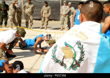 Un particolare elemento di operazioni da Team Guatemala incoraggia i suoi compagni di squadra durante la preparazione fisica test 2 maggio in Ancon Perù come parte del Comando Fuerzas 2016. Fuerzas Comando è una multinazionale delle forze speciali la concorrenza tra i paesi delle Americhe e dei Caraibi. (U.S. Esercito foto di Spc. Jaccob Hearn/rilasciato) Foto Stock