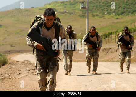 Un membro del Team Belize passi avanti del pacco durante un ruck marzo evento in Santiago de tonno, Perù come parte del Comando Fuerzas 2016, 9 maggio. Questo è solo uno dei tanti test le operazioni speciali i membri di fronte durante la competizione. (U.S. Esercito foto di Jaccob Hearn/rilasciato) Foto Stock