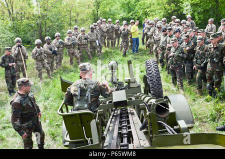 Soldati moldava dal nazionale Forze terrestri fornire una dimostrazione di apparecchiature ai membri dell'Ingegnere Regimental Squadron, 2° reggimento di cavalleria, durante un rilevamento delle mine la porzione di formazione di esercizio pioniere Dragoon al Codru Area Formazione, Moldavia, 10 maggio 2016. (U.S. Foto dell'esercito da Staff Sgt. Steven M. Colvin) Foto Stock