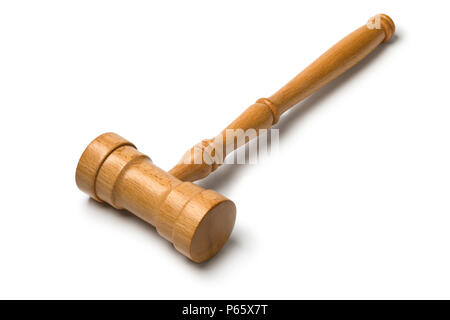 Tradizionale martello di legno isolato su sfondo bianco Foto Stock