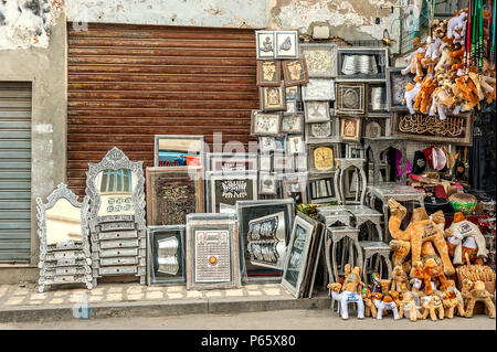 Tunisia Sousse. Il mercato della città vecchia (Medina). Una stampigliatura sul rame, Melchior e persino di argento. Da ornamenti per vestire le tabelle con specchi. Foto Stock
