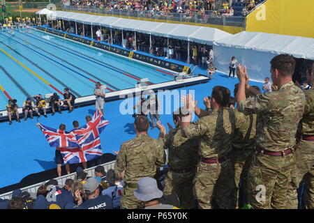 Soldati britannici il tifo per i loro connazionali durante una premiazione al 2016 Invictus giochi presso la ESPN Wide World Sports Complex, Orlando, Florida, 11 maggio 2016. La Invictus giochi sono una adaptive competizione sportiva composta da 14 nazioni, oltre 500 concorrenti militare, gareggiando in dieci eventi sportivi possono 8-12, 2016. (U.S. Foto dell'esercito da Staff Sgt. Alex Manne/rilasciato) Foto Stock