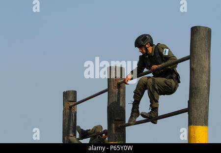 Un membro del Team Argentina si arrampica su bar durante il comando Fuerzas ostacolo corso Maggio 8, 2016 in Ancon, Perù. Questa è solo una delle molte prove speciali operazioni membri affrontano durante le forze speciali della concorrenza. (U.S. Esercito foto di Jaccob Hearn/rilasciato) Foto Stock