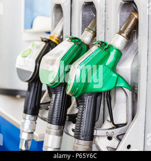 Benzina e gasolio distributore presso la stazione di gas Foto Stock