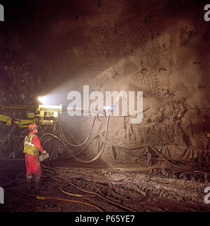 La spruzzatura di calcestruzzo durante la costruzione della Jersey piovane tunnel di sfiato. Isole del Canale, Regno Unito. Foto Stock