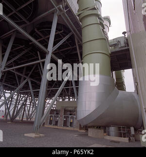 Intubazione adiacente alla ventola di ventilazione carter, all'esterno di Corby centrale elettrica a gas. Regno Unito. Foto Stock