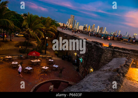 I turisti a piedi su e lungo le pareti di pietra, che circonda il coloniale città murata, al crepuscolo in Cartagena, Colombia. Foto Stock