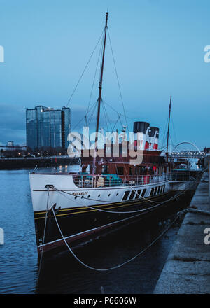 Il vecchio sistema di cottura a vapore sul Fiume Clyde dock in serata, Waverley è l'ultimo per la navigazione marittima battello a vapore nel mondo, Glasgow, Regno Unito Foto Stock