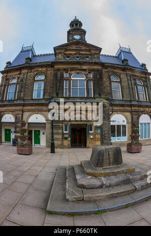 Buxton Town Hall e croce di mercato, Derbyshire, Vista fisheye Foto Stock