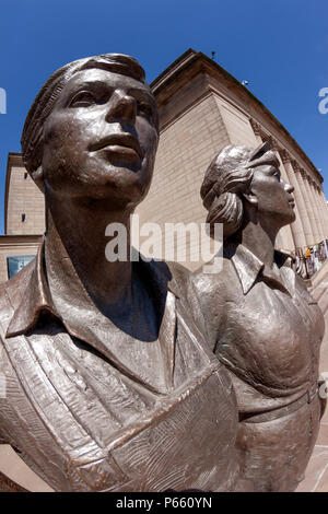 Le donne di acciaio scultura in bronzo, Vista fisheye, onorando le donne di Sheffield che ha lavorato nel settore siderurgico in entrambe le guerre mondiali, close-up Foto Stock