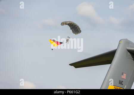 Berlino, Germania - 27 Aprile 2018: paracadutista militare con la bandiera della Germania nel cielo. Mostra ILA Berlin Air Show 2018. Foto Stock