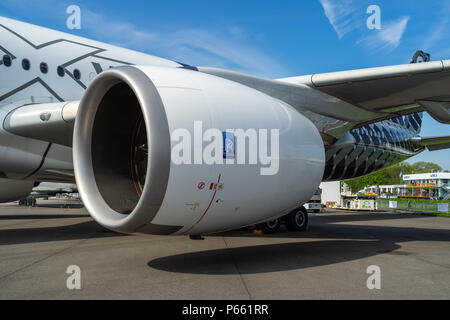 Berlino - 27 Aprile 2018: motore turbofan dell'Airbus A350-900 XWB. Mostra ILA Berlin Air Show 2018 Foto Stock