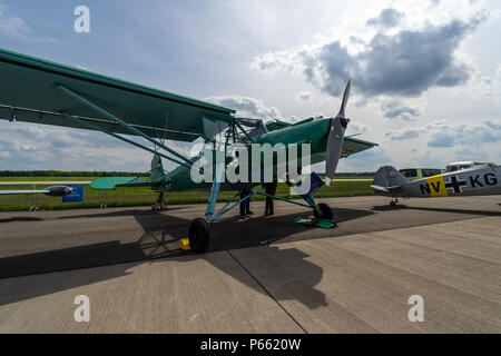 Berlino - 27 Aprile 2018: un piccolo collegamento tedesco aerei Fieseler Fi 156 Storch. Mostra ILA Berlin Air Show 2018. Foto Stock