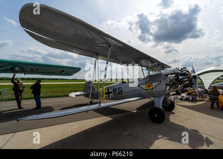 Berlino - 27 Aprile 2018: trainer biplanare Focke-Wulf Fw 44J Stieglitz ("Cardellino"). Mostra ILA Berlin Air Show 2018. Foto Stock