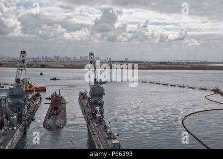 160505-N-UK333-039 SAN DIEGO (5 maggio 2016) Il Los Angeles-classe attacco rapido sommergibile USS Oklahoma City (SSN 723), assegnato al comandante, Squadriglia Sommergibili 15, entra nel floating dry dock Arco (ARDM 5) per una manutenzione programmata periodo. Arco è un comandante, Squadriglia Sommergibili 11 asset sotto il controllo operativo del Comandante, Submarine Force, U.S. Flotta del pacifico. (U.S. Foto di Marina di Massa lo specialista di comunicazione di terza classe Ronald Gutridge/rilasciato) Foto Stock