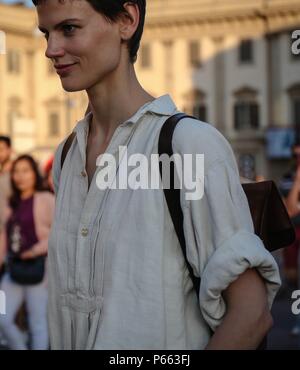 Milano, Italia. Il 15 giugno, 2018. Milano- 15 giugno 2018 Modello Saskia De Brauw sulla strada durante la settimana della moda di Milano Credito: Mauro Del Signore/Pacific Press/Alamy Live News Foto Stock