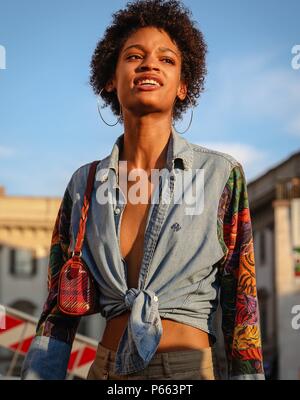 Milano, Italia. Il 15 giugno, 2018. Milano- 15 giugno 2018 Modello Theresa Hayes sulla strada durante la settimana della moda di Milano Credito: Mauro Del Signore/Pacific Press/Alamy Live News Foto Stock