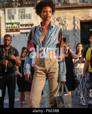 Milano, Italia. Il 15 giugno, 2018. Milano- 15 giugno 2018 Modello Theresa Hayes sulla strada durante la settimana della moda di Milano Credito: Mauro Del Signore/Pacific Press/Alamy Live News Foto Stock