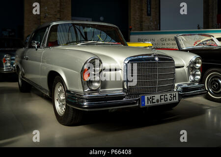 Full-size auto di lusso Mercedes-Benz 300 SE Coupe (W112). Mostra 31. Oldtimertage Berlin-Brandenburg (31 Berlin-Brandenburg Oldtimer giorno). Foto Stock