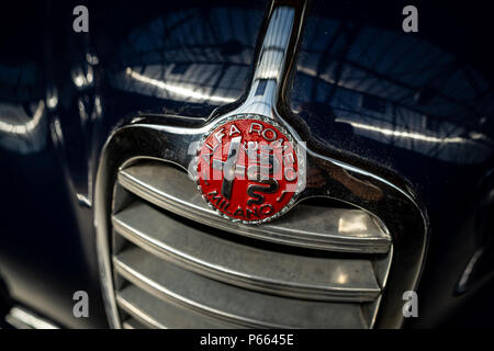 Emblema di auto di lusso Alfa Romeo 6C 2500, close-up. Foto Stock