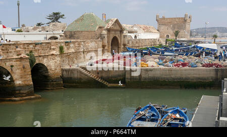 La trafficata e antico porto di Essaouira in Marocco con le imbarcazioni tradizionali. Foto Stock