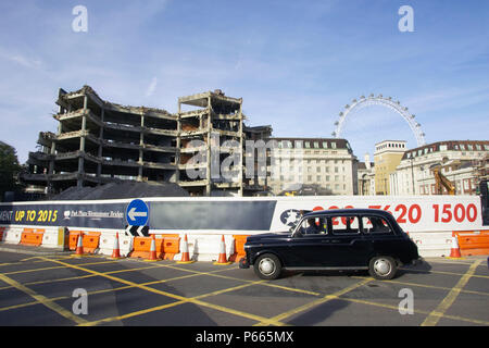 Demolizione del ufficialmente conosciuta come la grande Londra Consiglio edificio di Overflow, numero 1 Westminster. Questo edificio è stato una volta collegato alla City Hall di Foto Stock