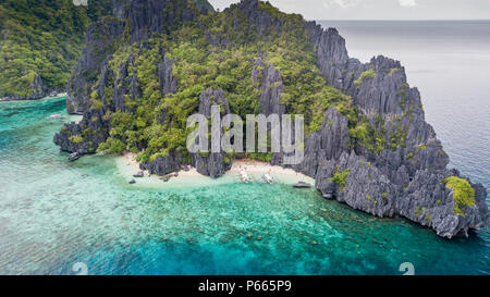 Antenna fuco vista di una piccola isola tropicale con spiaggia e barriera corallina e sharp scogliere calcaree (Shimizu Isola, El Nido) Foto Stock