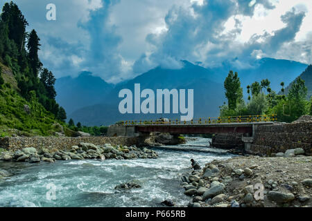 Vista di Pahalgam lungo con il fiume lidder fluente in medio in una giornata di sole. Pahalgam è un hill station in Ananthnag distretto di Jammu e Kashmir alcune 98 km da srinagar capitale estiva dell indiano Kashmir amministrato. Pahalgam è situato sulla riva del fiume Lidder ad una altitudine di 7200 feets. Pahalgam è associato con un annuale Amarnath Yatra che si svolge ogni anno nel mese di Luglio - Agosto. Foto Stock