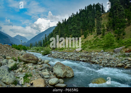 Vista di Pahalgam lungo con il fiume lidder fluente in medio in una giornata di sole. Pahalgam è un hill station in Ananthnag distretto di Jammu e Kashmir alcune 98 km da srinagar capitale estiva dell indiano Kashmir amministrato. Pahalgam è situato sulla riva del fiume Lidder ad una altitudine di 7200 feets. Pahalgam è associato con un annuale Amarnath Yatra che si svolge ogni anno nel mese di Luglio - Agosto. Foto Stock