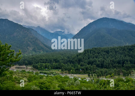 Vista di Pahalgam lungo con il fiume lidder fluente in medio in una giornata di sole. Pahalgam è un hill station in Ananthnag distretto di Jammu e Kashmir alcune 98 km da srinagar capitale estiva dell indiano Kashmir amministrato. Pahalgam è situato sulla riva del fiume Lidder ad una altitudine di 7200 feets. Pahalgam è associato con un annuale Amarnath Yatra che si svolge ogni anno nel mese di Luglio - Agosto. Foto Stock