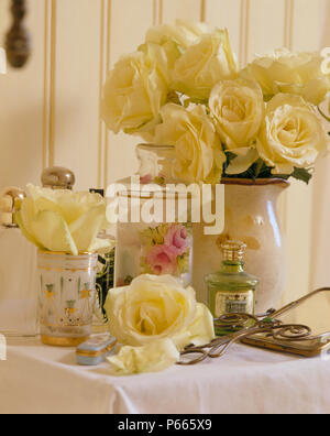 Still-Life del vaso di crema di rose con rose vaso modellato e vintage bottiglia di profumo Foto Stock