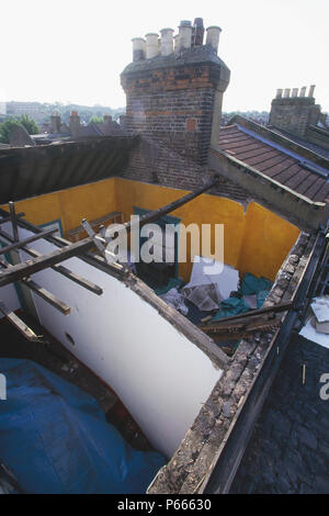 Travi rotti, danneggiati sul tetto di una casa vittoriana, Londra. Foto Stock