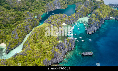 Antenna fuco vista della Banca tradizionali barche intorno un bel poco profonda laguna tropicale e la barriera corallina Foto Stock