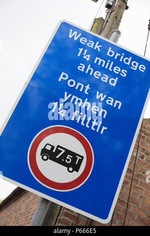 Welsh Road sign, debole ponte 1 e un quarto di miglia più avanti Foto Stock