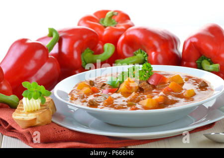 Tipica ungherese zuppa di gulasch con baguette Foto Stock